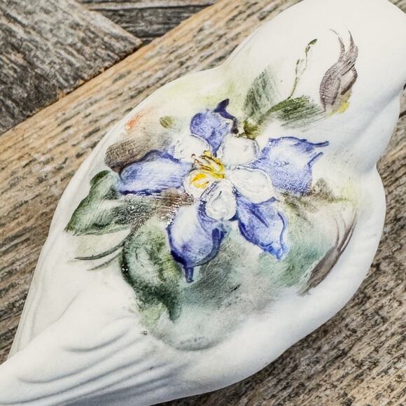 Vintage Ceramic Bisque Chickadee/Bird with HandPainted Colorado Blue Columbine - Picture 4 of 8